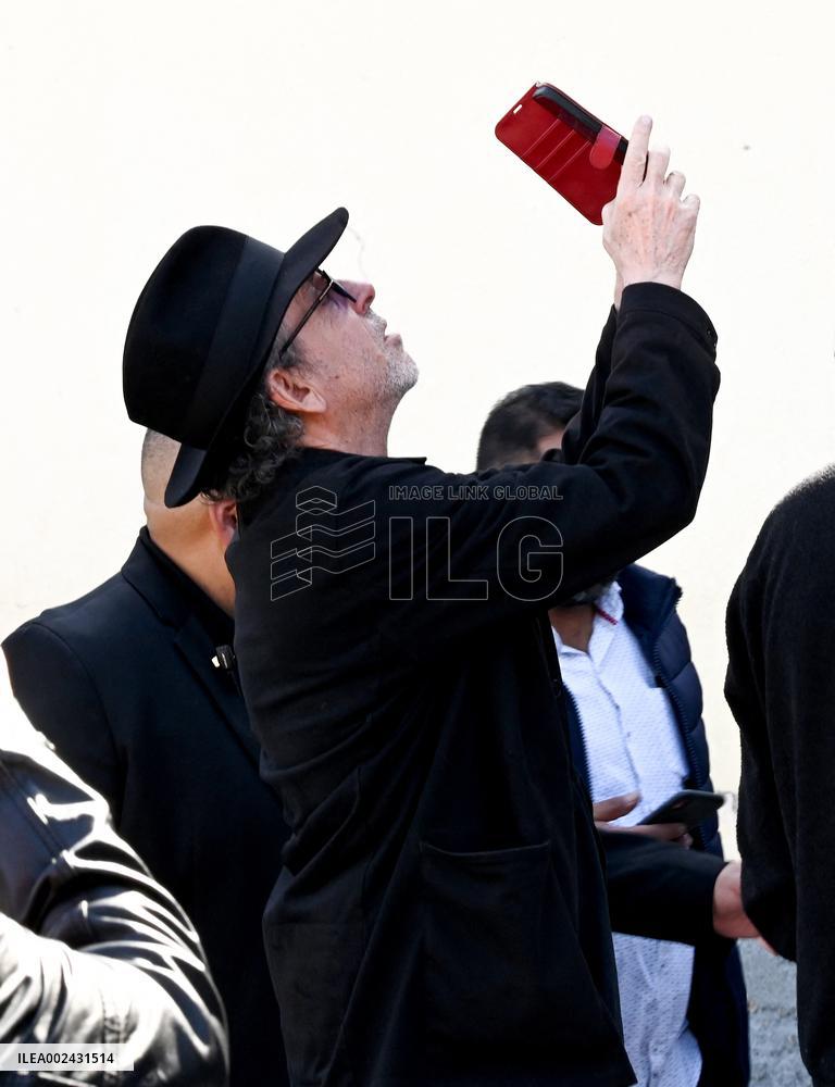 Tim Burton Visits The Sagrada Familia - Barcelona