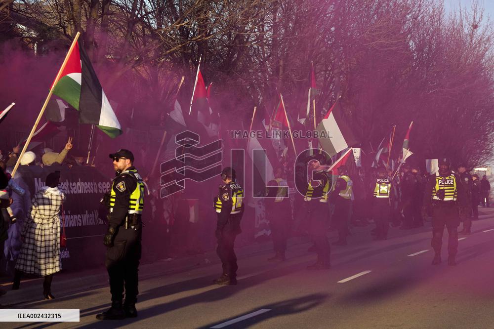 Pro-Palestinian And Pro-Israeli Protest In Front Of A Synagogue - Canada