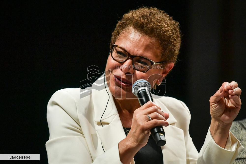 A Woman Equals A Man ? Conference - Paris