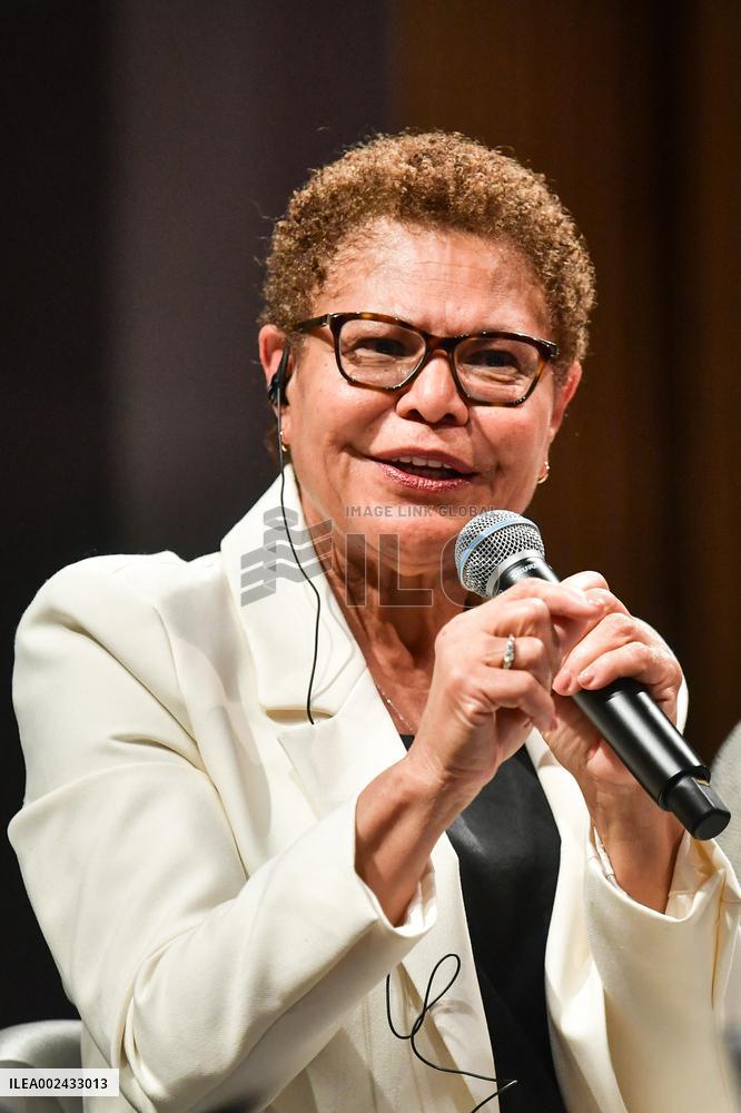 A Woman Equals A Man ? Conference - Paris