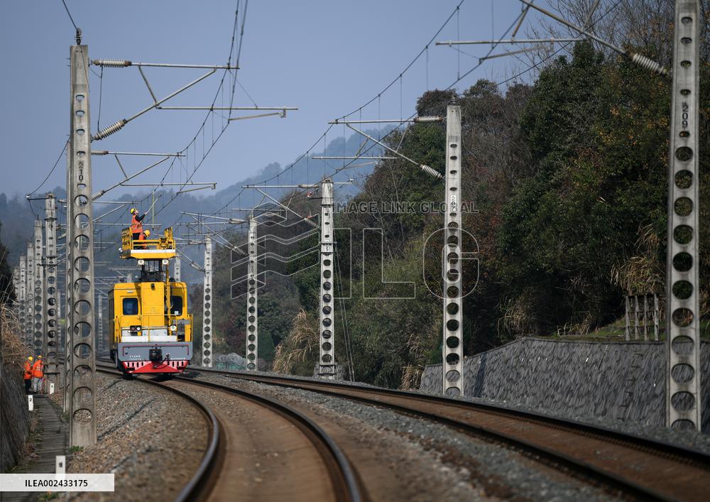 Overhead Contact Line Equipment Maintenance in Jiujiang