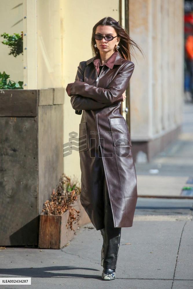 Emily Ratajkowski Out And About - NYC