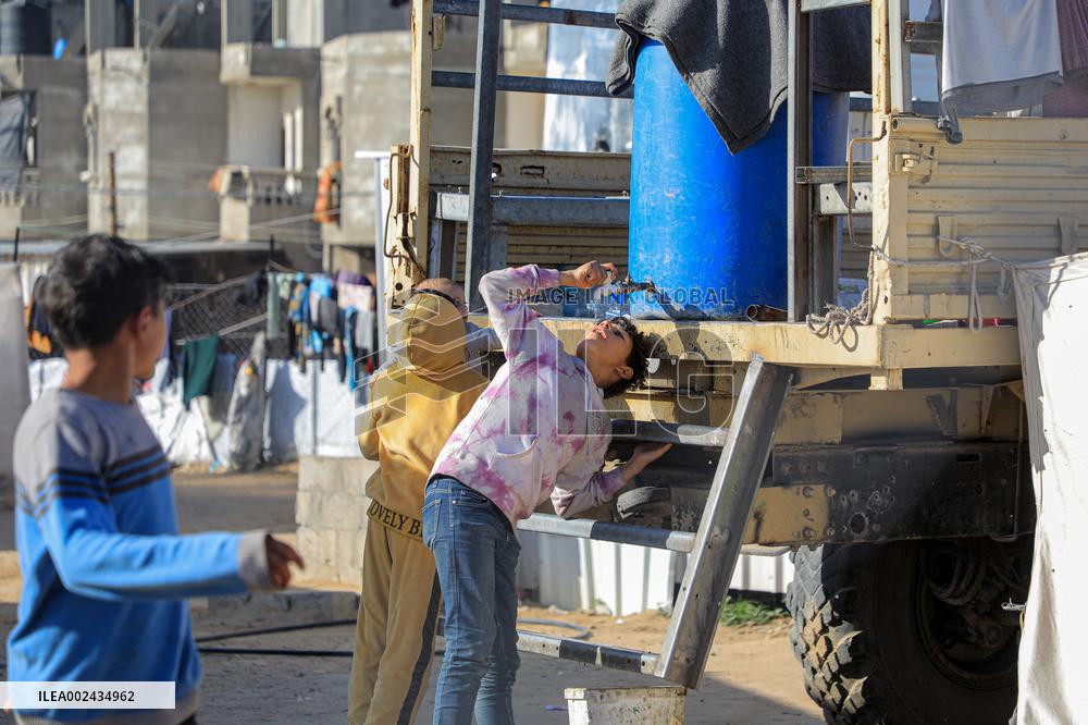 MIDEAST-GAZA-RAFAH-TEMPORARY CAMP