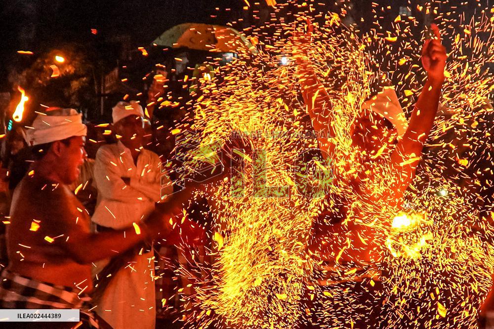 INDONESIA-BALI-LUKAT GENI RITUAL