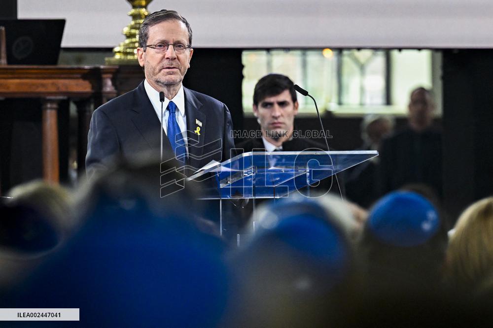 King Willem-Alexander Visits Holocaust Museum - Amsterdam