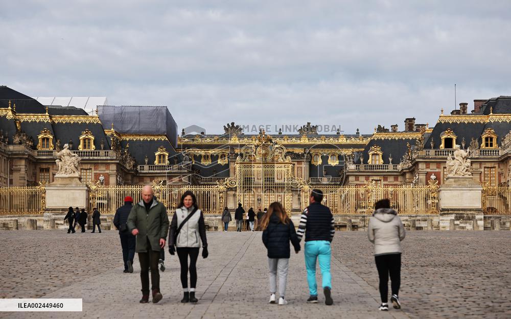 FRANCE-VERSAILLES-CHINA-DIPLOMATIC RELATIONS-60TH ANNIVERSARY-EXHIBITS-PACKING