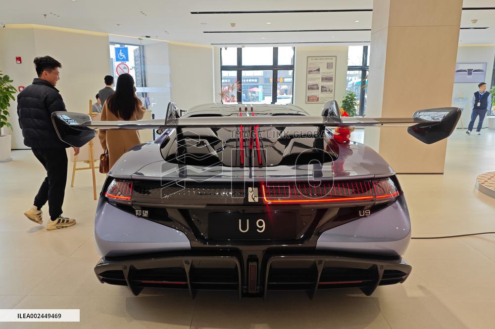 Customers Experience BYD's YANGWANG U9 Supercar in Shanghai