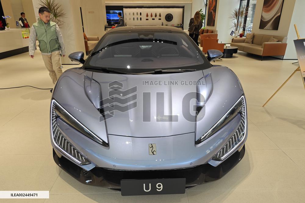 Customers Experience BYD's YANGWANG U9 Supercar in Shanghai
