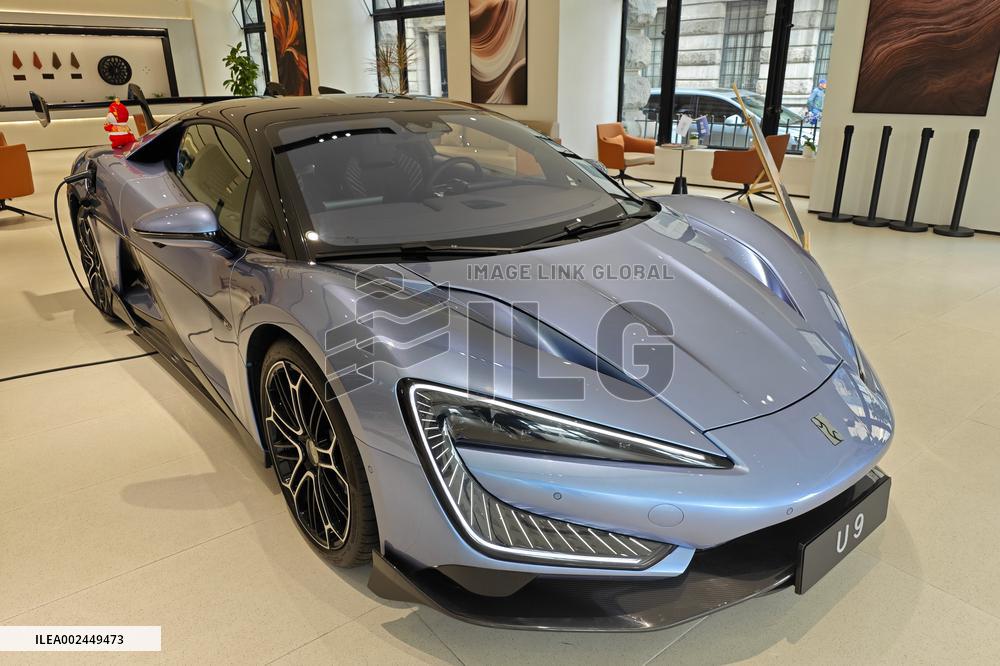 Customers Experience BYD's YANGWANG U9 Supercar in Shanghai
