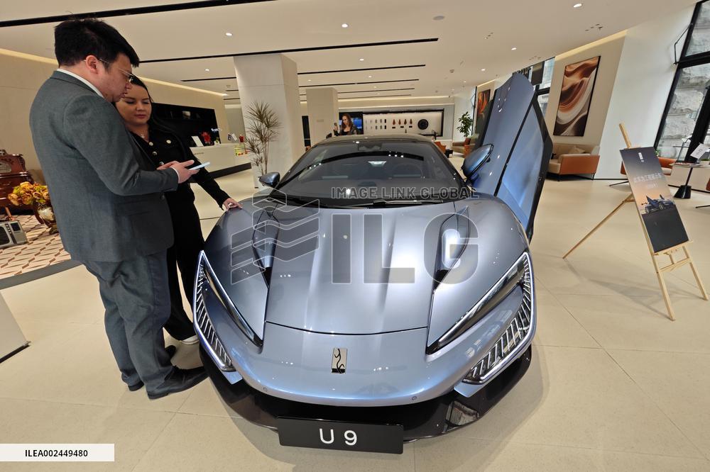 Customers Experience BYD's YANGWANG U9 Supercar in Shanghai