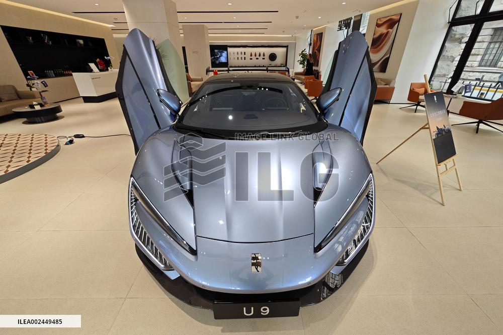 Customers Experience BYD's YANGWANG U9 Supercar in Shanghai