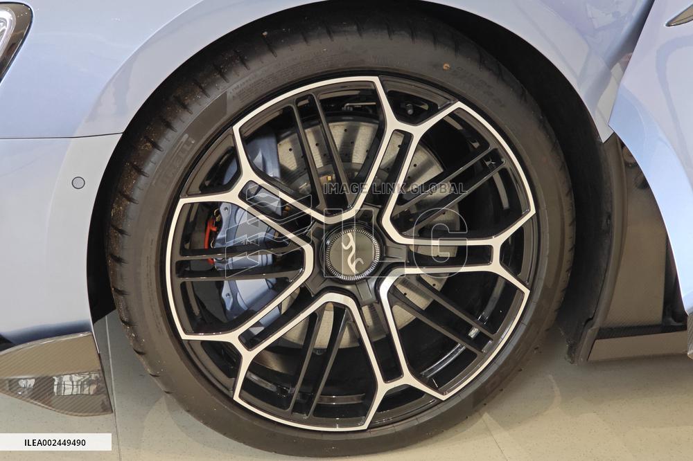 Customers Experience BYD's YANGWANG U9 Supercar in Shanghai