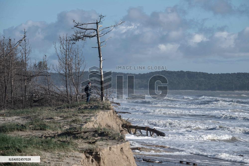 High Tide And Coastal Erosion - Ile D'Oleron