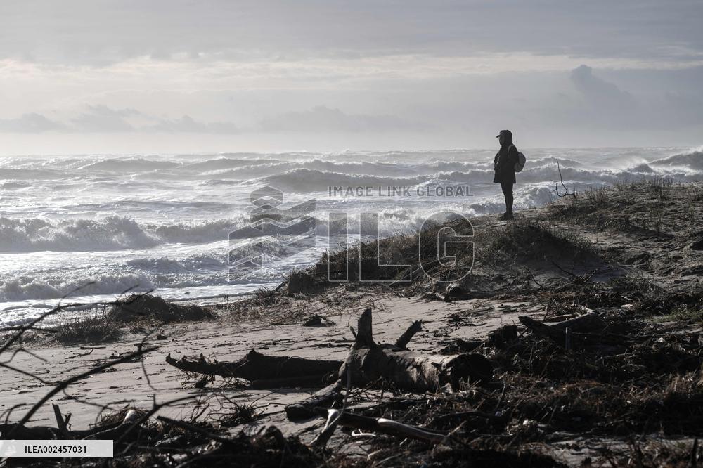 High Tide And Coastal Erosion - Ile D'Oleron