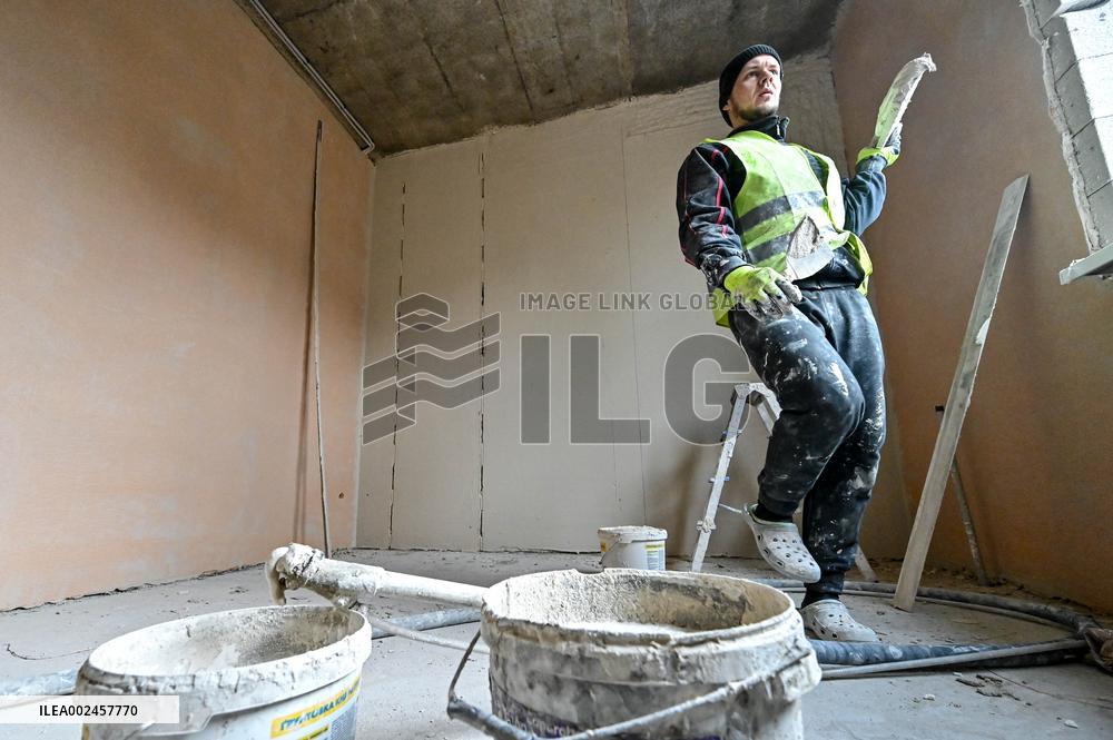 Residential building destroyed by Russian shelling undergoes restoration in Zaporizhzhia