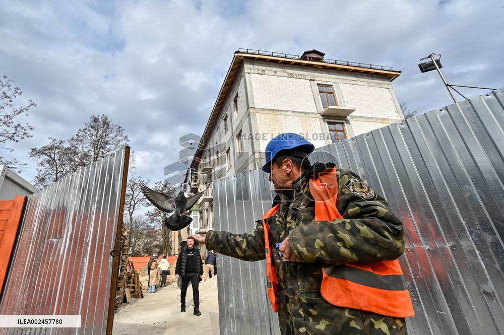 Residential building destroyed by Russian shelling undergoes restoration in Zaporizhzhia