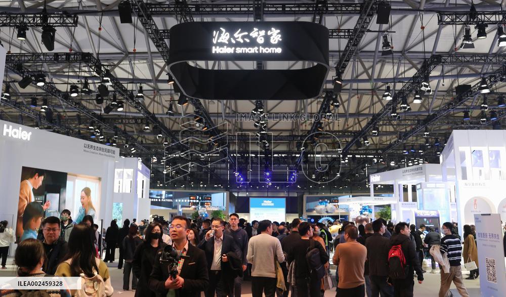 Haier' AI Humanoid Home Robots Performance at AWE2024 in Shanghai