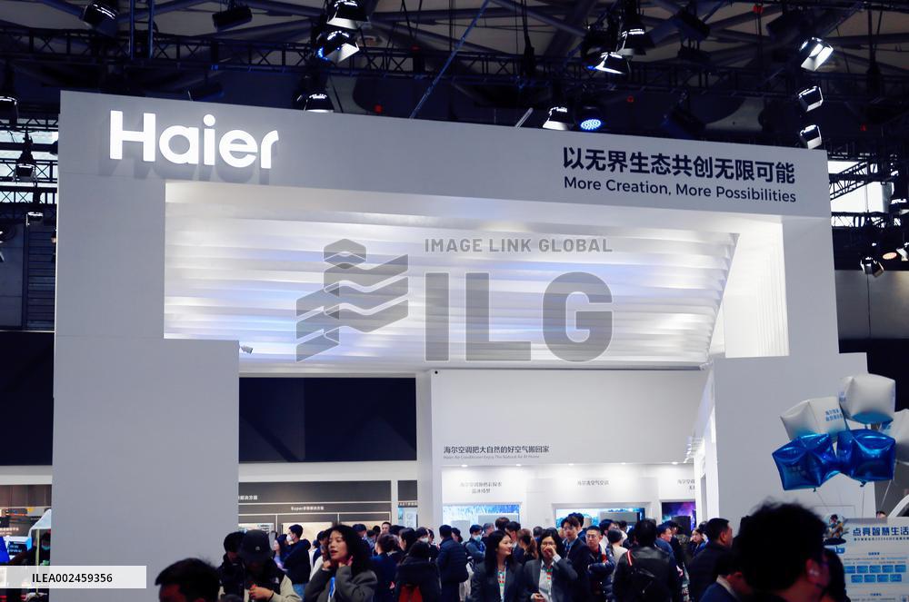 Haier' AI Humanoid Home Robots Performance at AWE2024 in Shanghai