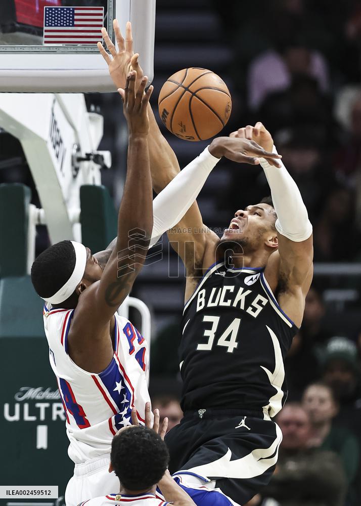 (SP)U.S.-MILWAUKEE-BASKETBALL-NBA-BUCKS VS 76ERS