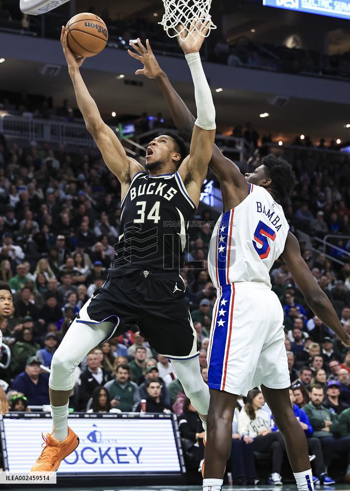 (SP)U.S.-MILWAUKEE-BASKETBALL-NBA-BUCKS VS 76ERS