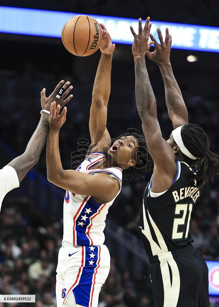 (SP)U.S.-MILWAUKEE-BASKETBALL-NBA-BUCKS VS 76ERS