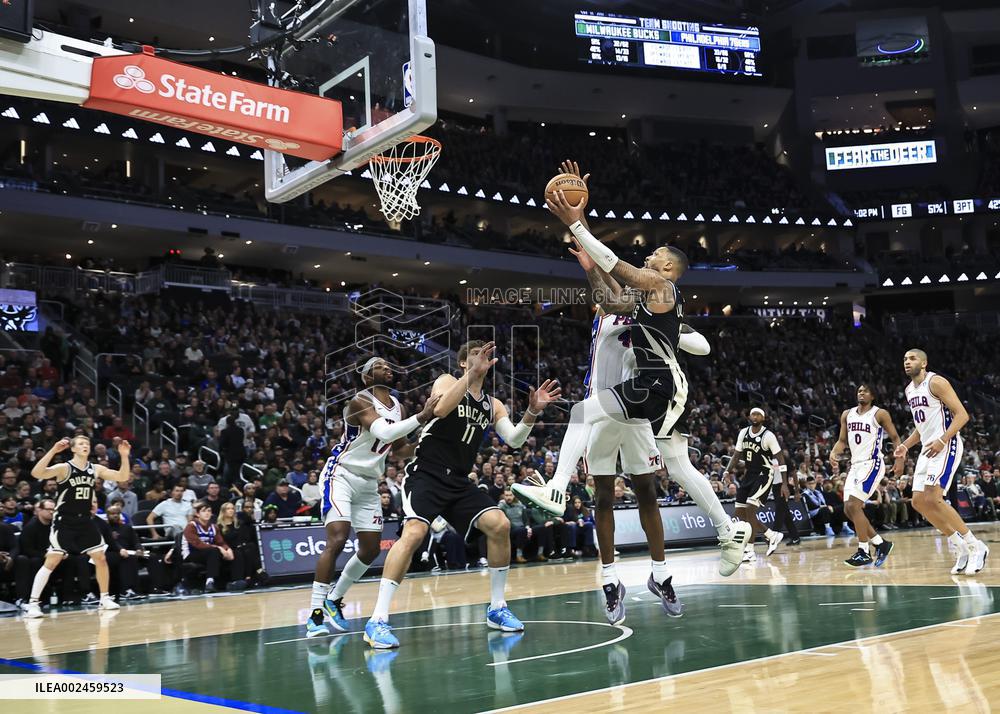 (SP)U.S.-MILWAUKEE-BASKETBALL-NBA-BUCKS VS 76ERS