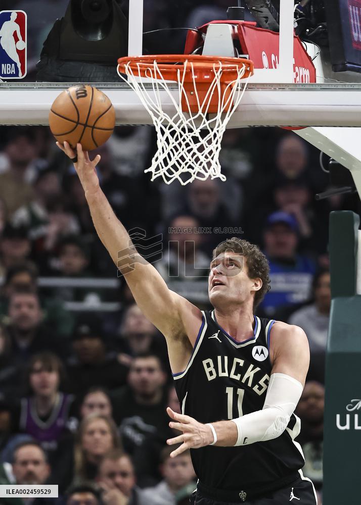 (SP)U.S.-MILWAUKEE-BASKETBALL-NBA-BUCKS VS 76ERS