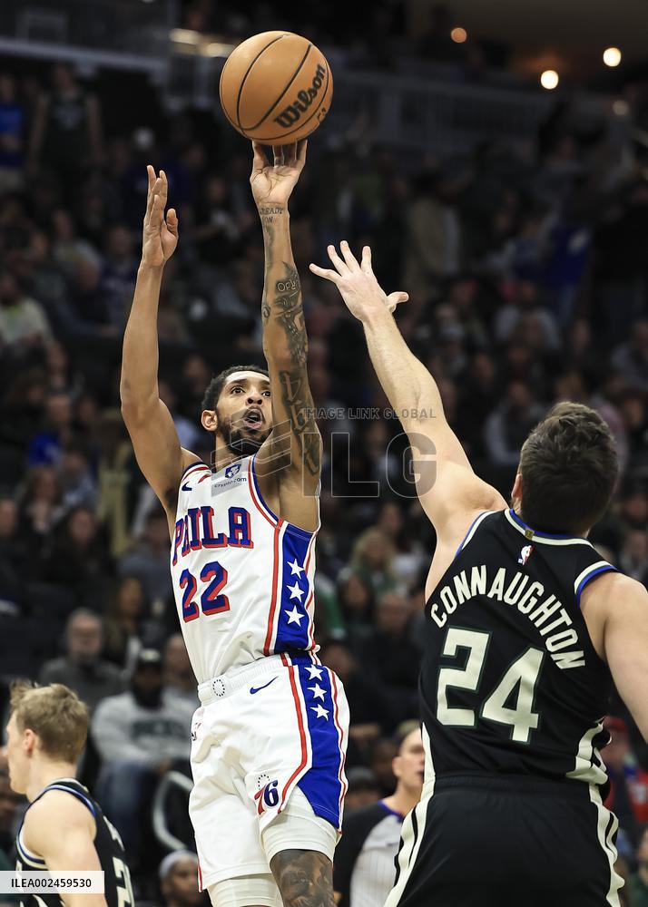 (SP)U.S.-MILWAUKEE-BASKETBALL-NBA-BUCKS VS 76ERS