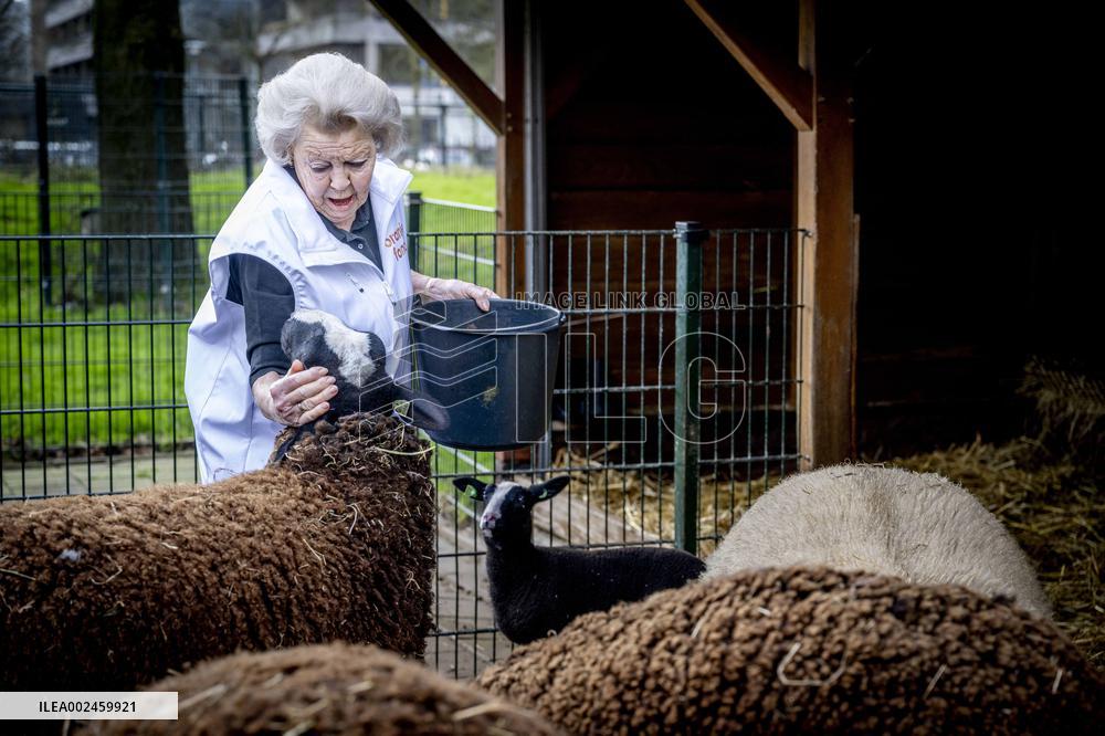 Princess Beatrix Working On A City Farm - Utrecht