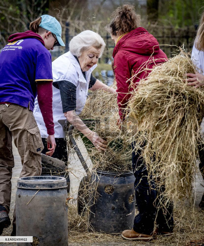 Princess Beatrix Working On A City Farm - Utrecht
