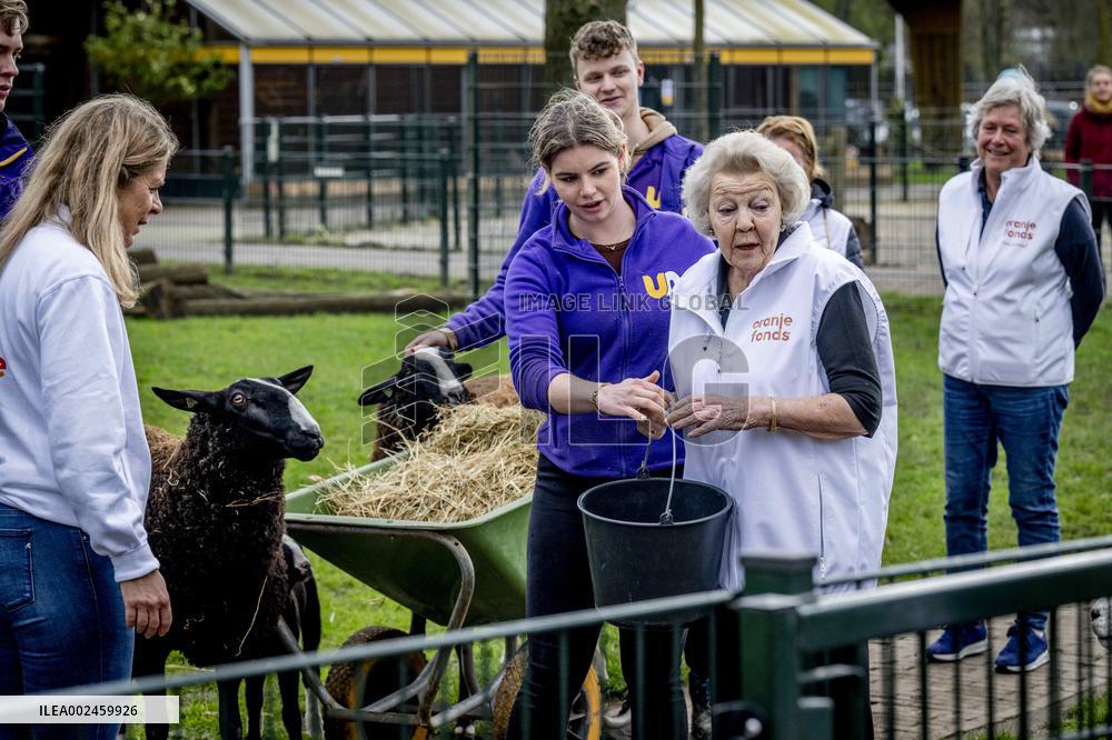 Princess Beatrix Working On A City Farm - Utrecht