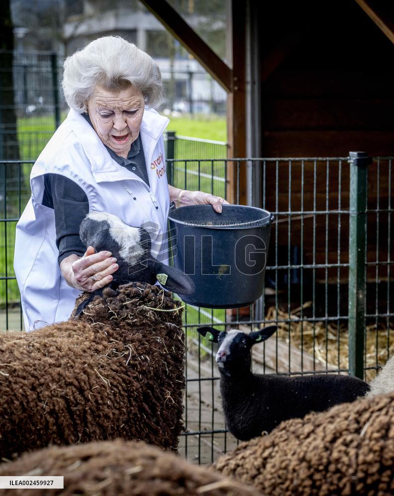 Princess Beatrix Working On A City Farm - Utrecht