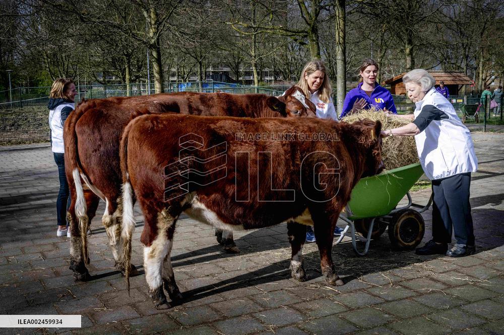 Princess Beatrix Working On A City Farm - Utrecht