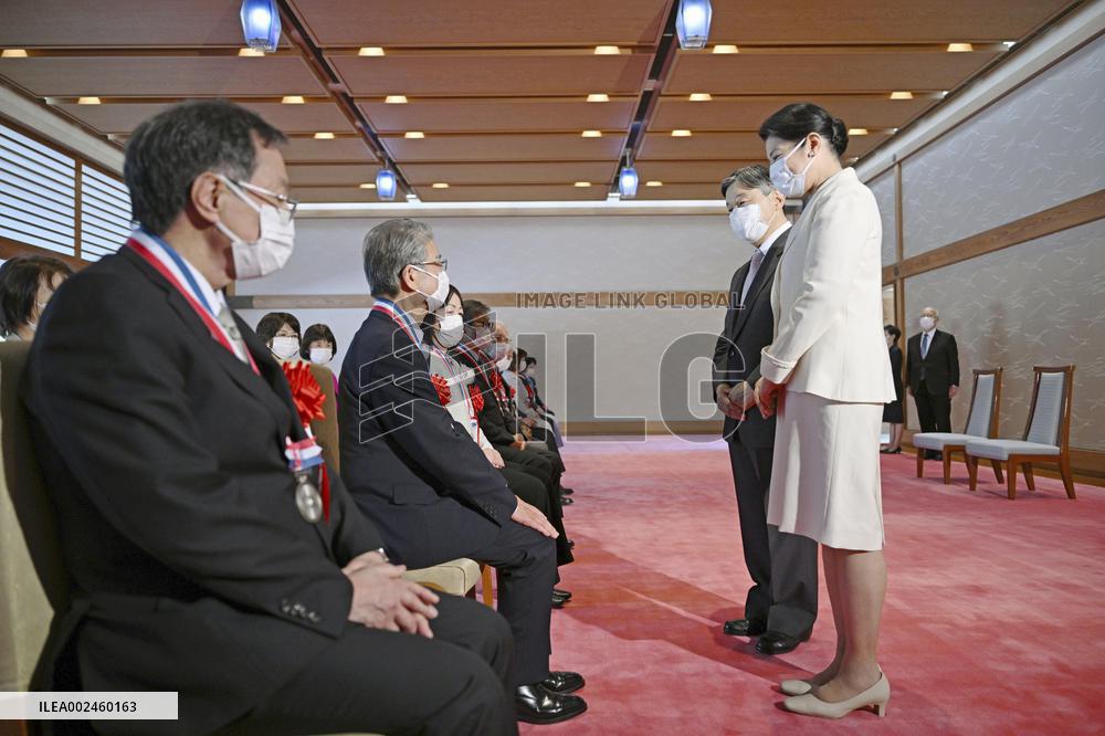 Emperor meets with awardees at Imperial Palace