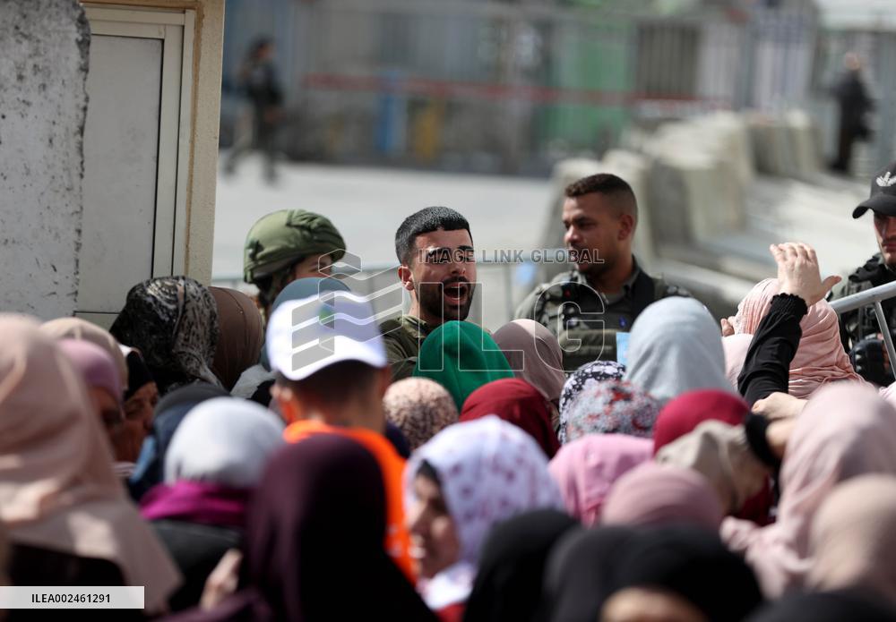 MIDEAST-RAMALLAH-RAMADAN-CHECKPOINT