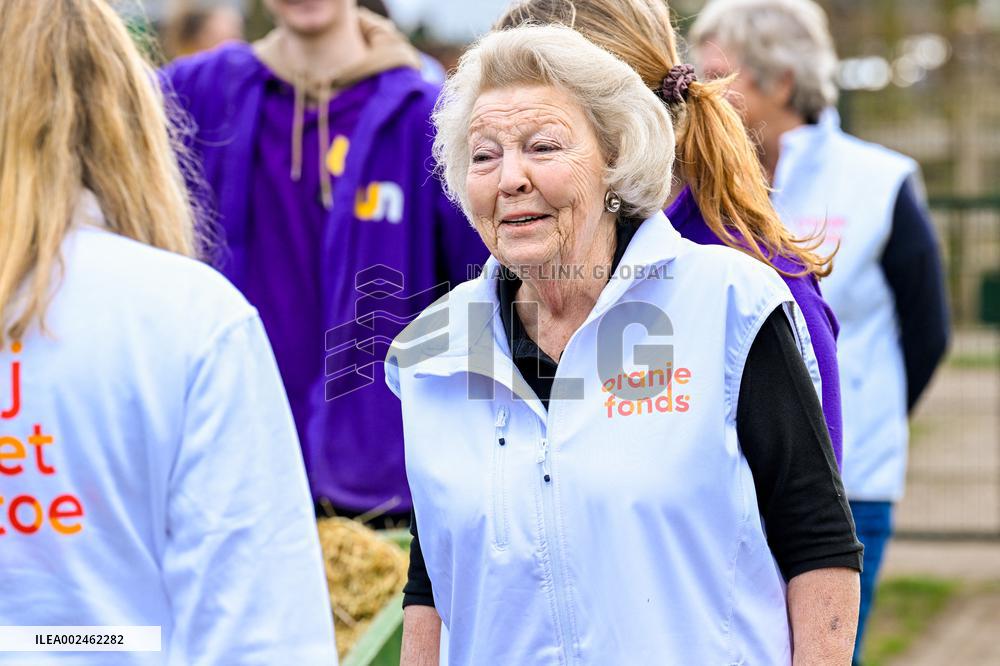Princess Beatrix Working On A City Farm - Utrecht