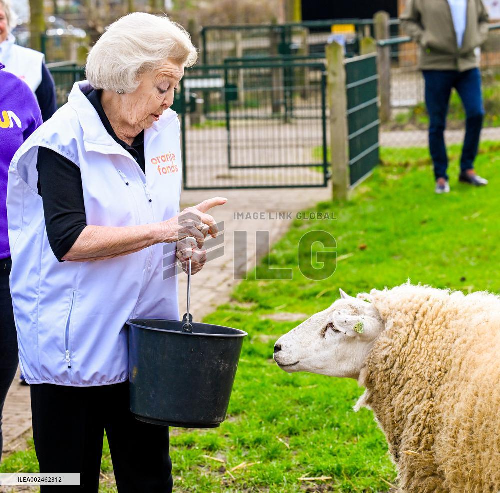 Princess Beatrix Working On A City Farm - Utrecht