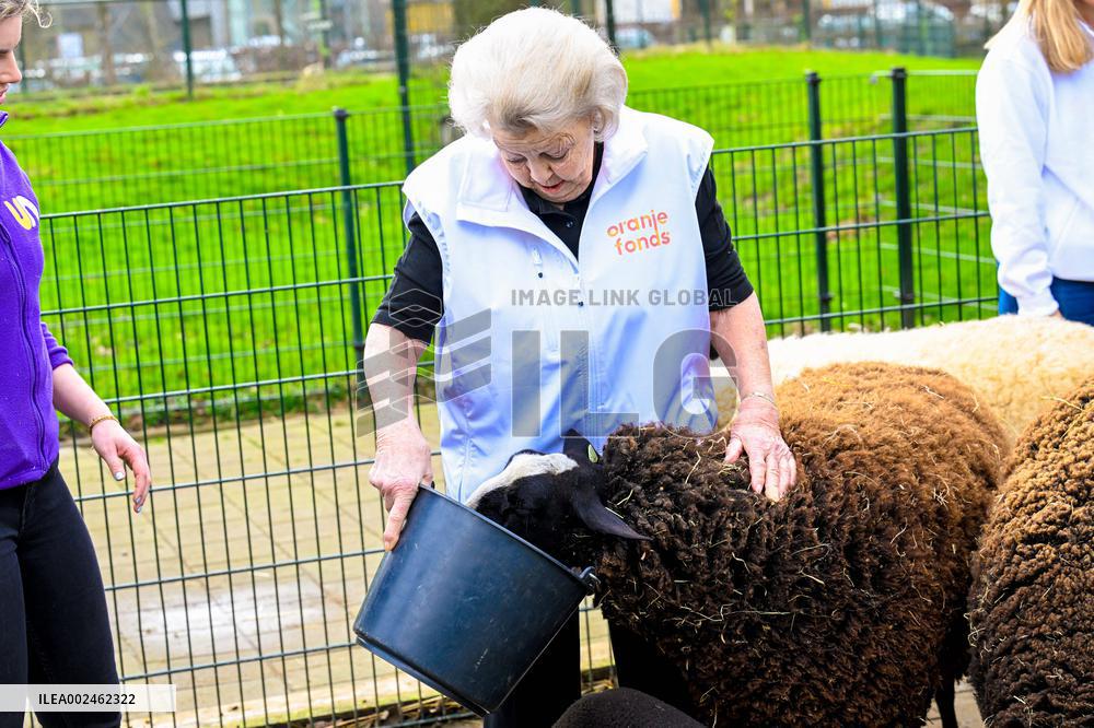 Princess Beatrix Working On A City Farm - Utrecht