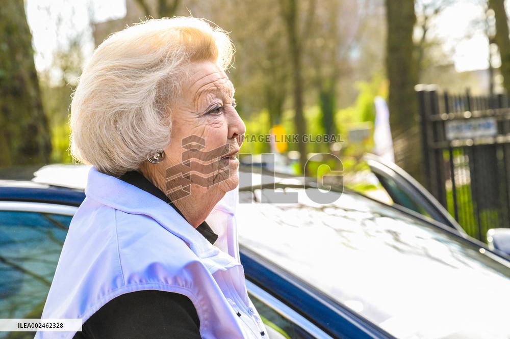 Princess Beatrix Working On A City Farm - Utrecht