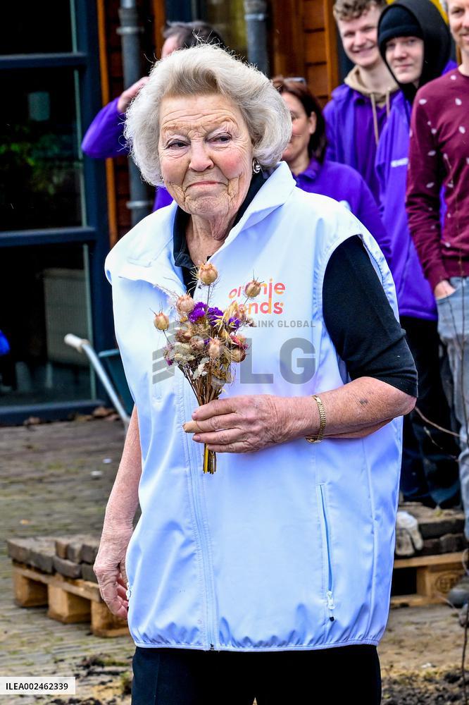 Princess Beatrix Working On A City Farm - Utrecht
