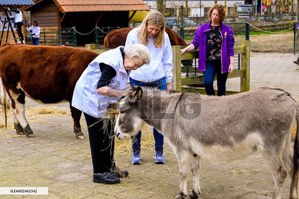 Princess Beatrix Working On A City Farm - Utrecht