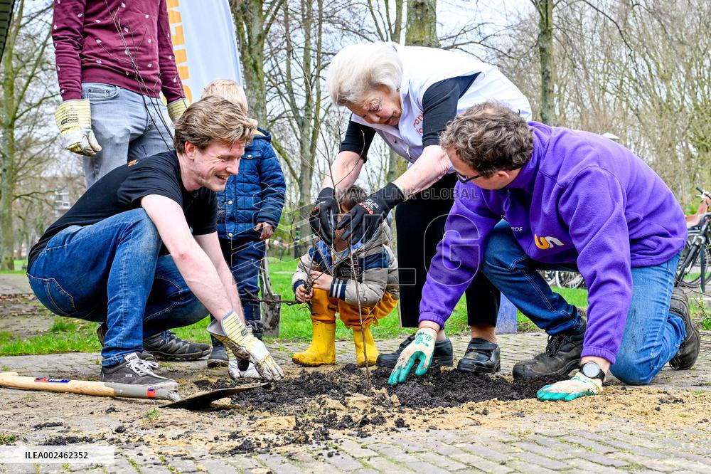 Princess Beatrix Working On A City Farm - Utrecht