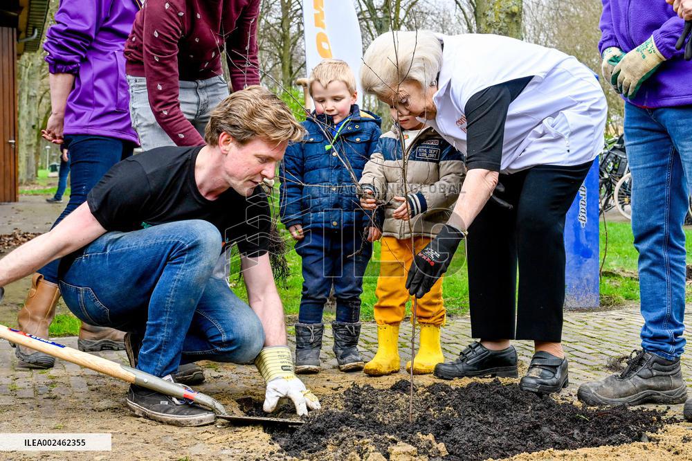 Princess Beatrix Working On A City Farm - Utrecht