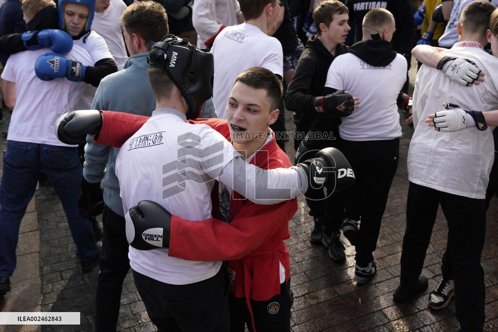 Russian Wall line fight with the fists - Moscow