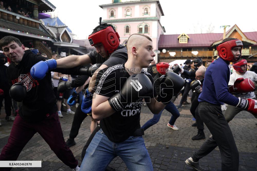 Russian Wall line fight with the fists - Moscow