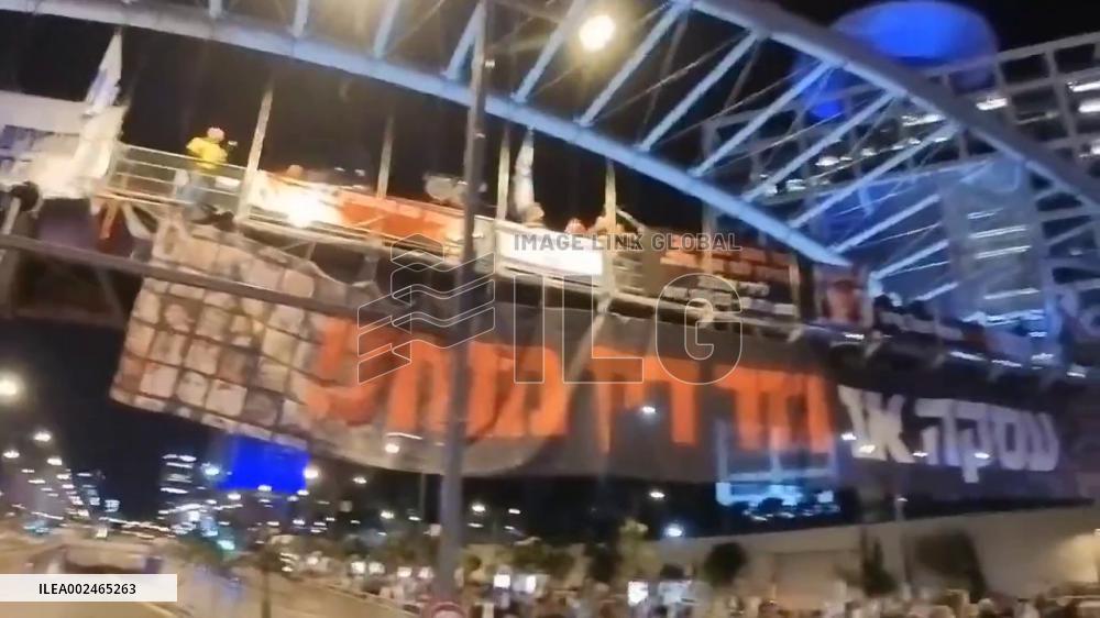 Israel: Protesters Block Ayalon Highway In Tel Aviv, Demanding Release Of Hostages