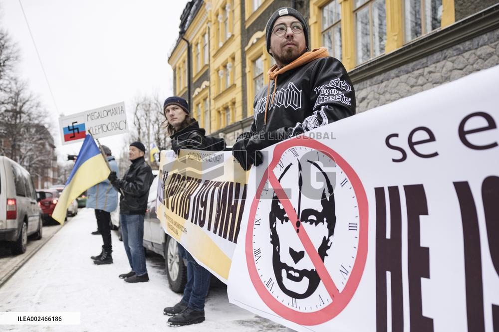 Voters outside Russian Embassy in Helsinki