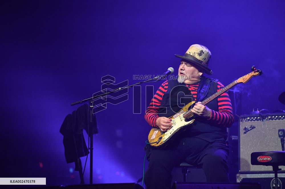 Popa Chubby Performs Live - Paris