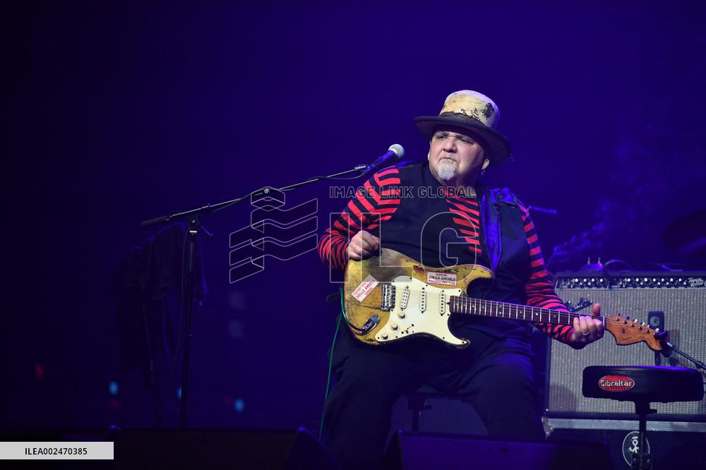 Popa Chubby Performs Live - Paris