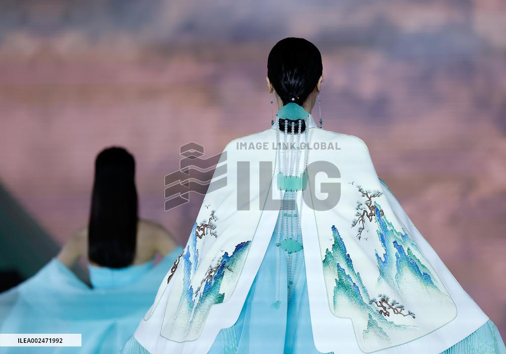 CHINA-BEIJING-FASHION WEEK-AW2024-OPENING (CN)